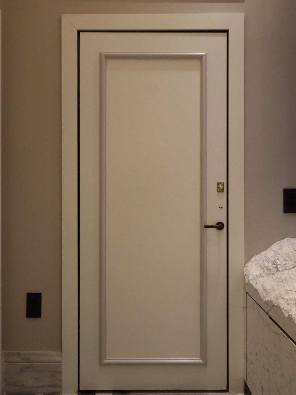 Porta per interni in legno per bagno di un hotel