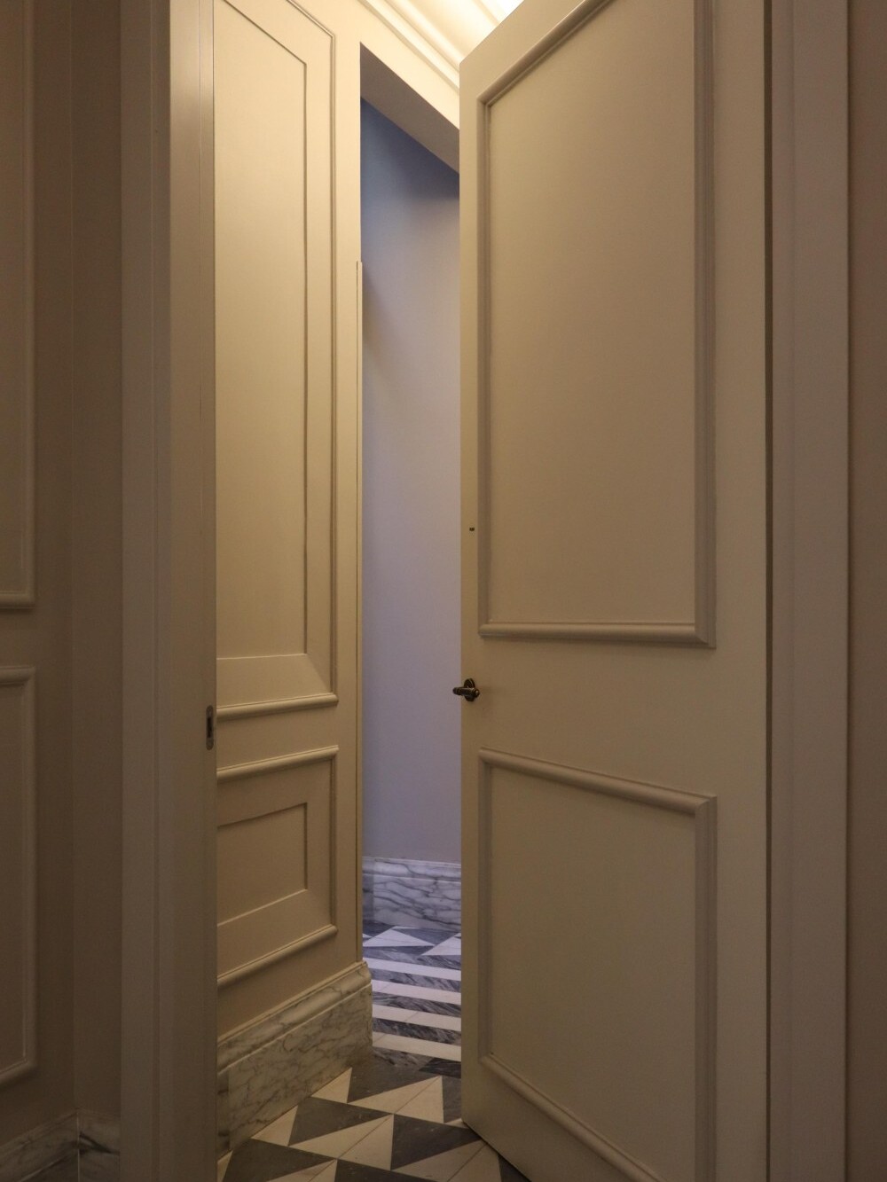 Porta per interni in legno per i servizi di un hotel