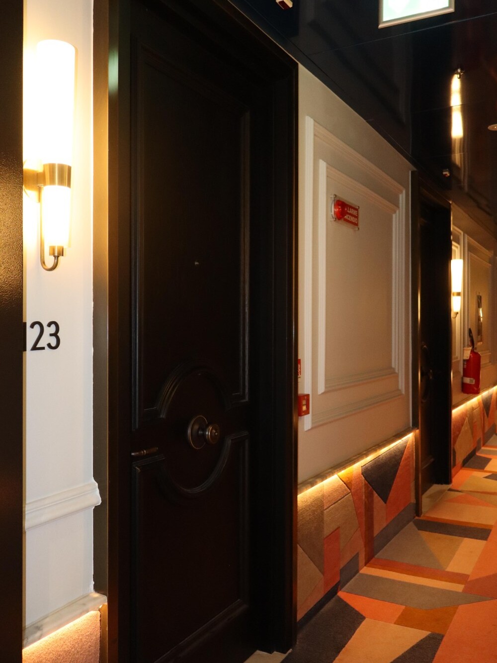 Porta tagliafuoco acustica in legno per camera d'hotel