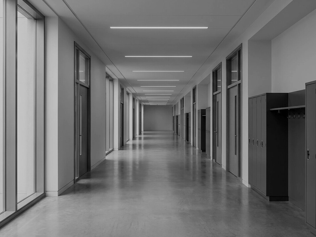 Corridoio di una scuola moderna con porte delle aule.