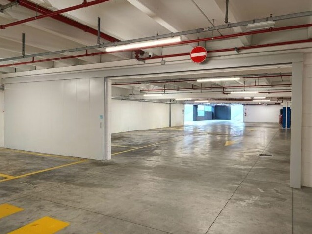 Portone tagliafuoco scorrevole ITAL SLIDE aperto in un parcheggio interrato